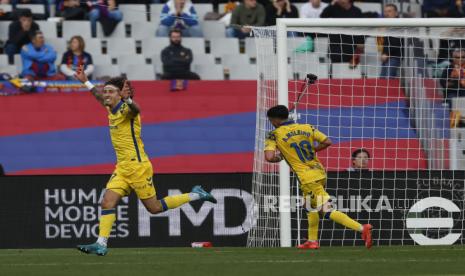 Pemain Las Palmas Fabio Silva merayakan gol kedua timnya ke gawang Barcelona dalam pertandingan La Liga Spanyol di Stadion Olimpiade Lluis Companys, Barcelona, ??Spanyol, Sabtu, 30 November 2024. 