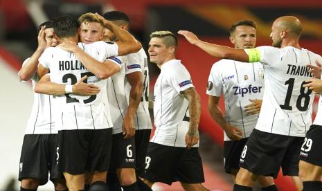 Pemain LASK Linz, Philipp Wiesinger (tiga kiri), melakukan selebrasi bersama rekan usai menjebol gawang Manchester United di leg kedua babak 16 besar Liga Europa di Stadion Old Trafford, Manchester, Rabu (5/8). 