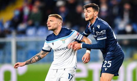 Pemain Lazio Ciro Immobile (kiri) dijaga pemain Sampdoria Alex Ferrari di  dalam lanjutan Liga Italia giornata 16 di Stadio Luigi Ferraris pada Senin (6/12) pukul 00.00 WIB. 