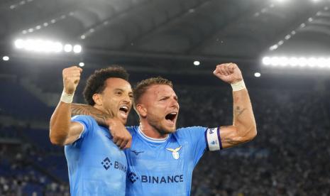 Pemain Lazio Felipe Anderson (kiri) merayakan gol ke gawang Inter Milan bersama Ciro Immobile dalam laga lanjutan Serie A Liga Italia di Stadion Olimpico, Roma, Sabtu (27/8/2022) dini hari WIB. Lazio mengalahkan Inter 3-1.