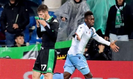 Pemain Lazio Felipe Caicedo (kanan) merayakan golnya ke gawang Sassuolo.