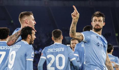 Pemain Lazio Francesco Acerbi (kanan) melakukan selebrasi setelah mencetak keunggulan 2-0 selama pertandingan sepak bola Serie A Italia antara SS Lazio vs Genoa di Stadion Olimpico, Roma, Sabtu, (18/12) dini hari WIB.