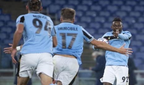 Pemain Lazio Jean-Daniel Akpa-Akpro (kanan) merayakan golnya ke gawang Borussia Dortmund di Liga Champions.