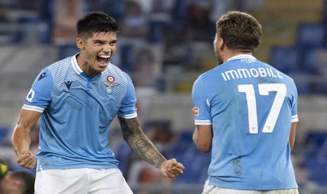 Pemain Lazio Joaquin Correa (kiri). 