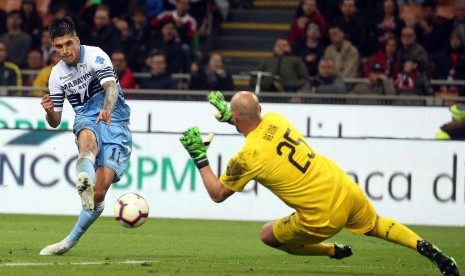 Pemain Lazio Joaquin Correa melepaskan tendangan ke penjaga gawang AC Milan Pepe Reina.