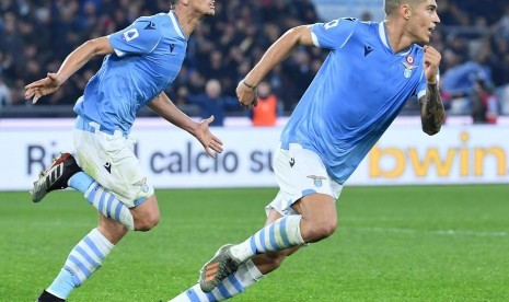 Pemain Lazio Luiz Felipe Ramos Marchi (kiri) merayakan golnya ke gawang Juventus. Lazio menaklukkan JUventus 3-1, Ahad (8/12) dini hari WIB.