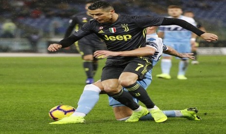 Pemain Lazio Sergej Milinkovic Savic berusaha menghentikan langkah Cristiano Ronaldo dalam pertandingan Lazio melawan Juventus, di  Olympic stadium, Roma