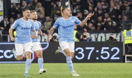 Pemain Lazio Sergej Milinkovic-Savic merayakan golnya ke gawang Juventus dalam lanjutan Serie A Liga Italia.