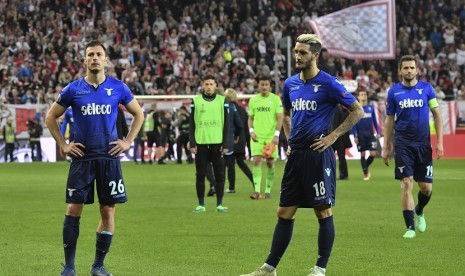 Pemain Lazio Stefan Radu (kiri), Luis Alberto dan Senad Lulic mengekspresikan kekecewaanya setelah gagal melaju ke semi final Liga Europa 