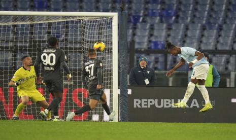 Pemain Lazio Tijjani Noslin (kanan) mencetak gol ketiga timnya selama pertandingan Coppa Italia melawan Napoli di Stadion Olimpiade Roma, Jumat, 6 Desember 2024 dini hari WIB. 