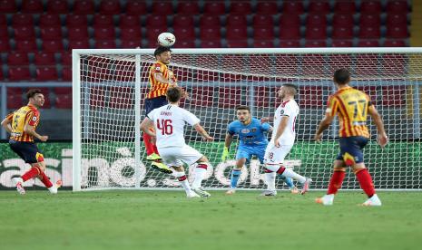 Pemain Lecce Biagio Meccariello (tengah) menanduk bola dalam laga vs AC Milan di Stadion Via del Mare, Lecce, Selasa (23/6) dini hari WIB. 