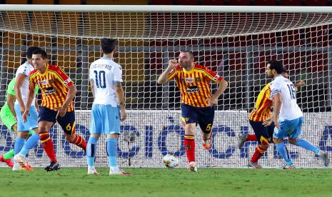 Pemain Lecce, Fabio Lucioni, berselebrasi setelah mencetak gol kedua timnya ke gawang Lazio dalam pertandingan pekan ke-31 Serie A di Stadion Comunale Via del Mare, Lecce, Rabu (8/7) dini hari WIB. Lecce menaklukkan Lazio 2-1.