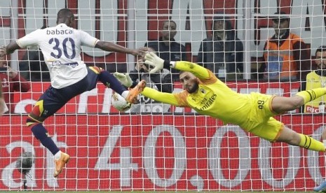 Pemain Lecce Khouma Babacar mencetak gol ke gawang AC Milan dalam pertandingan di Stadion San Siro, Senin (21/10) dini hari WIB.