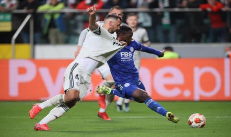 Pemain Legia Warszawa, Mateusz Wieteska (kiri), coba mengganggu pemain Leicester City, Patson Daka, saat kedua tim bertemu di laga Grup C Liga Europa di Warsawa, Polandia, pada Jumat (1/1) dini hari WIB. Leicester City tumbang dengan skor tipis 0-1.