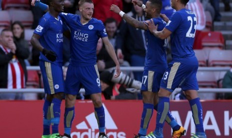 Pemain Leicester City, Jamie Vardy (dua kiri), melakukan selebrasi usai menjebol gawang Sunderland dalam laga Liga Primer Inggris di Stadium of Light, Sunderland, Ahad (10/4). 