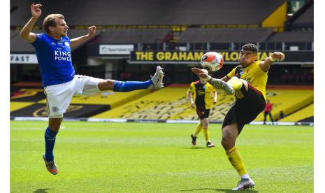 Pemain Leicester City (kiri) berebut bola dengan pemain Watford dalam pertandingan Liga Primer Inggris di Watford, Sabtu (20/6).