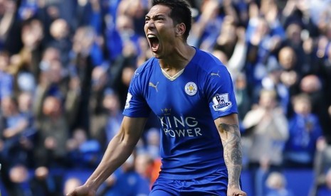 Pemain Leicester City, Leonardo Ulloa, melakukan selebrasi usai menjebol gawang West Ham United dalam laga Liga Primer Inggris di Stadion King Power, Leicester, Ahad (17/4).  