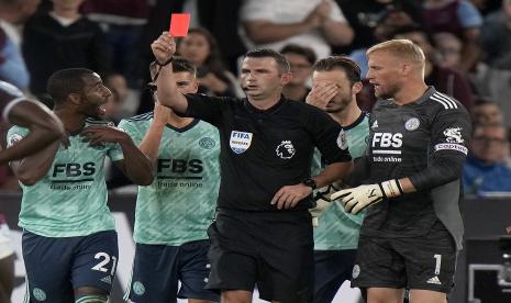 Pemain Leicester City memprotes wasit Michael Oliver saat ia menunjukkan kartu merah kepada Ayoze Perez setelah pelanggaran terhadap West Ham Pablo Fornals selama pertandingan sepak bola Liga Inggris antara West Ham United dan Leicester City dan di Stadion London di London, Senin 23 Agustus 2021.