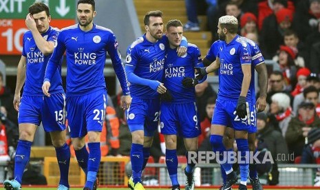 Pemain Leicester City merayakan gol ke gawang Liverpool di Stadion Anfield, Sabtu (30/12)