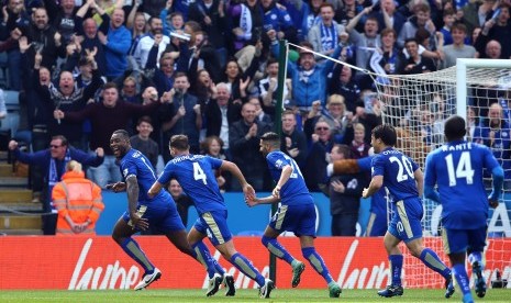 Pemain Leicester City, Wes Morgan (kiri), melakukan selebrasi usai menjebol gawang Southampton dalam laga Liga Primer Inggris di Stadion King Power, Leicester, Ahad (3/4). 