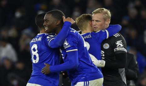 Para pemain Leicester City merayakan akhir pertandingan sepak bola Liga Primer Inggris antara Leicester City dan Liverpool di Stadion King Power di Leicester, Inggris, Selasa, 28 Desember 2021. Leicester unggul 1-0 atas Liverpool.