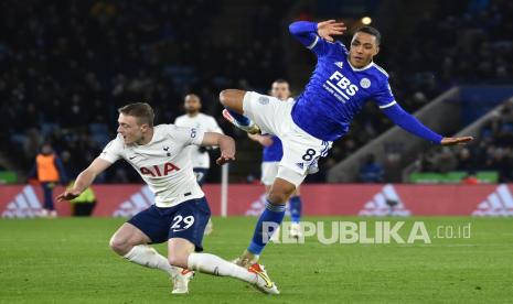  Pemain Leicester Youri Tielemans (kanan) berebut bola dengan pemain Tottenham Oliver Skipp saat pertandingan sepak bola Liga Inggris antara Leicester City dan Tottenham Hotspur di stadion King Power di Leicester, Inggris, Kamis (20/1/2022) dini hari WIB.