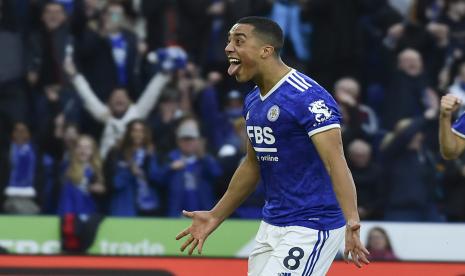 Pemain Leicester City Youri Tielemans melakukan selebrasi setelah mencetak gol pembuka timnya dari titik putih dalam pertandingan sepak bola Liga Primer Inggris kontra Newcastle United di Stadion King Power di Leicester, Inggris, Ahad 12 Desember 2021.