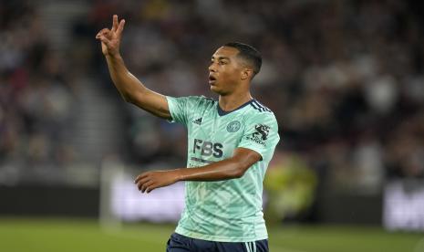 Pemain Leicester Youri Tielemans memberi isyarat setelah mencetak gol pertama timnya selama pertandingan sepak bola Liga Inggris antara West Ham United dan Leicester City dan di Stadion London di London, Senin, 23 Agustus 2021.