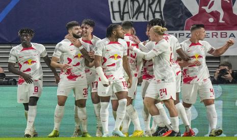 Pemain Leipzig Josko Gvardiol, kedua kiri, merayakan setelah mencetak gol pembuka pada pertandingan sepak bola grup F Liga Champions antara RB Leipzig dan Real Madrid di RB Arena di Leipzig, Jerman, Selasa, 25 Oktober 2022. 