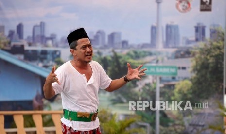 Pemain lenong berlakon pada acara Kota Cerdas dalam Kreasi Seni Budaya Betawi di Setu Babakan, Jagakarsa, Jakarta Selatan, Ahad (8/5).(Republika/Rakhmawaty La'lang )