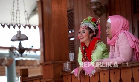 Pemain lenong berlakon pada acara Kota Cerdas dalam Kreasi Seni Budaya Betawi di Setu Babakan, Jagakarsa, Jakarta Selatan, Ahad (8/5).(Republika/Rakhmawaty La'lang )