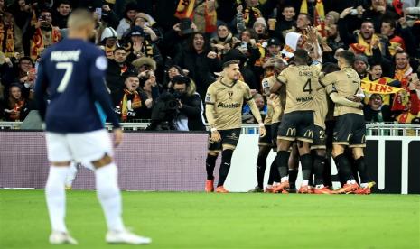 Pemain Lens merayakan gol ketiga mereka ke gawang Paris Saint-Germain (PSG). dalam pertandingan Liga Prancis pekan ke-17 di Stade Bollaert-Delelis, Lens, Senin dini hari WIB.