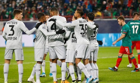 Pemain Leverkusen merayakan gol ke gawang Lokomotiv Moskow pada laga kelima Liga Champions di Moskow, Rusia, Rabu (26/11) dini hari WIB. 