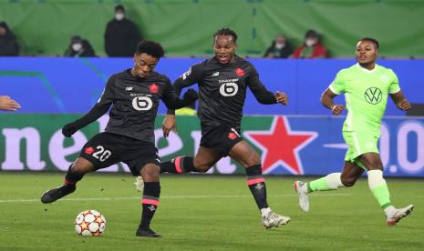 Pemain Lille, Angel Gomes, mencetak gol ke gawang Wolfsburg pada pertandingan terakhir fase Grup G Liga Champions di Stadion VW Arena, Kamis (9/12).