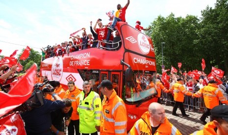 Pemain Lille dan suporter merayakan keberhasilan mereka menjuarai Piala Liga Prancis 2011. 