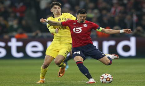 Pemain Lille Jose Fonte (kanan) berebut bola dengan pemain Chelsea Kai Havertz (kiri) pada pertadingan leg kedua babak 16 besar Liga Champions di Stade Pierre-Mauroy, Lille, Kamis (17/3) dini hari WIB