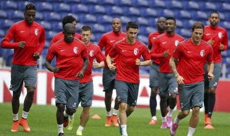 Pemain Lille melakukan pemanasan saat menggelar sesi latihan di Stadion Dragao, Porto, Senin (25/8). 