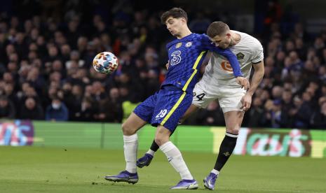 Pemain Lille Sven Botman, kanan, berebut bola dengan pemain Chelsea Kai Havertz pada pertandingan leg pertama babak 16 besar Liga Champions antara Chelsea dan LOSC Lille di stadion Stamford Bridge di London, Selasa, 22 Februari 2022.