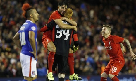 Pemain Liverpool Adam Bogdan merayakan kemenangan Liverpool bersama Emre Can dan Alberto Moreno setelah mengalahkan Carlisle United lewat adu penalti