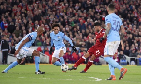 Pemain Liverpool Alex Oxlade-Chamberlain beraksi mencetak gol dalam pertandingan seperemat final Liga Champions melawan Manchester City di Anfield, Liverpool, Inggris, Kamis dini hari (5/4).