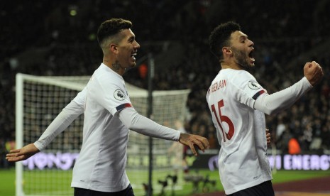 Pemain Liverpool Alex Oxlade-Chamberlain (kanan) merayakan golnya ke gawang West Ham United bersama Roberto Firmino. Liverpool mengalahkan West Ham 2-0 di Stadion London, Kamis (30/1) dini hari WIB.