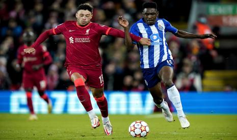 Pemain Liverpool Alex Oxlade-Chamberlain (kiri) berebut bola dengan pemain Porto Zaidu Sanusi (kanan) pada pertandingan fase Grup B Liga Champions di Stadion Anfield, Kamis (25/11) dini hari WIB.