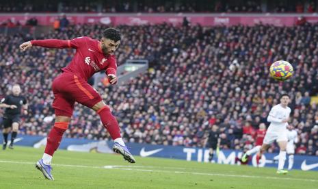 Pemain Liverpool Alex Oxlade-Chamberlain menembak ke gawang selama pertandingan sepak bola Liga Premier Inggris antara Liverpool dan Brentford di Anfield di Liverpool, Inggris, Ahad, 16 Januari 2022.