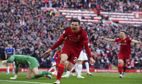 Pemain Liverpool Andrew Robertson merayakan setelah mencetak gol pertama timnya selama pertandingan sepak bola Liga Premier Inggris antara Liverpool dan Everton di stadion Anfield di Liverpool, Inggris, Ahad, 24 April 2022.