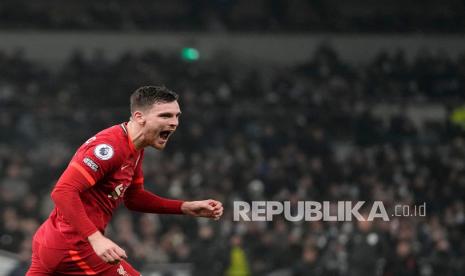  Pemain Liverpool Andrew Robertson merayakan setelah mencetak gol kedua timnya ke gawang Tottenham Hotspur dalam lanjutan Liga Primer Inggris di Stadion Tottenham Hotspur, London. Robertson kemudian dikartu merah.