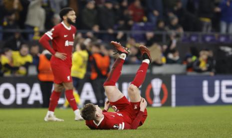 Pemain Liverpool Conor Bradley tergeletak di tanah pada akhir pertandingan sepak bola Grup E Liga Europa antara Union SG dan Liverpool di stadion RSC Anderlecht di Brussels, Kamis, 14 Desember 2023. Liverpool kalah 1-2.