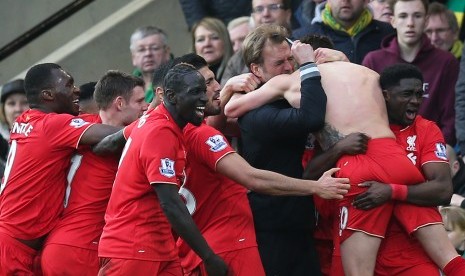 Pemain Liverpool dan manajer Juergen Klopp merayakan gol Adam Lallana saat menghadapi tuan rumah Norwich City dalam laga Liga Primer Inggris di Carrow Road pada Sabtu (23/1). 