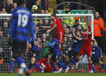 Pemain Liverpool, Daniel Agger (tengah), melepaskan gol sundulan saat menghadapi Manchester United di putaran keempat Piala FA di Stadion Anfield, Liverpool, Sabtu (28/1).