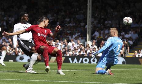  Pemain Liverpool Darwin Nunez (kedua dari kiri) mencetak gol saat pertandingan sepak bola Liga Inggris antara Fulham dan Liverpool di stadion Craven Cottage di London, Sabtu, 6 Agustus 2022. 