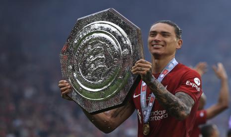  Pemain Liverpool Darwin Nunez melakukan selebrasi usai memenangkan pertandingan sepak bola FA Community Shield melawan Manchester City di King Power Stadium di Leicester, Inggris, Sabtu, 30 Juli 2022. 